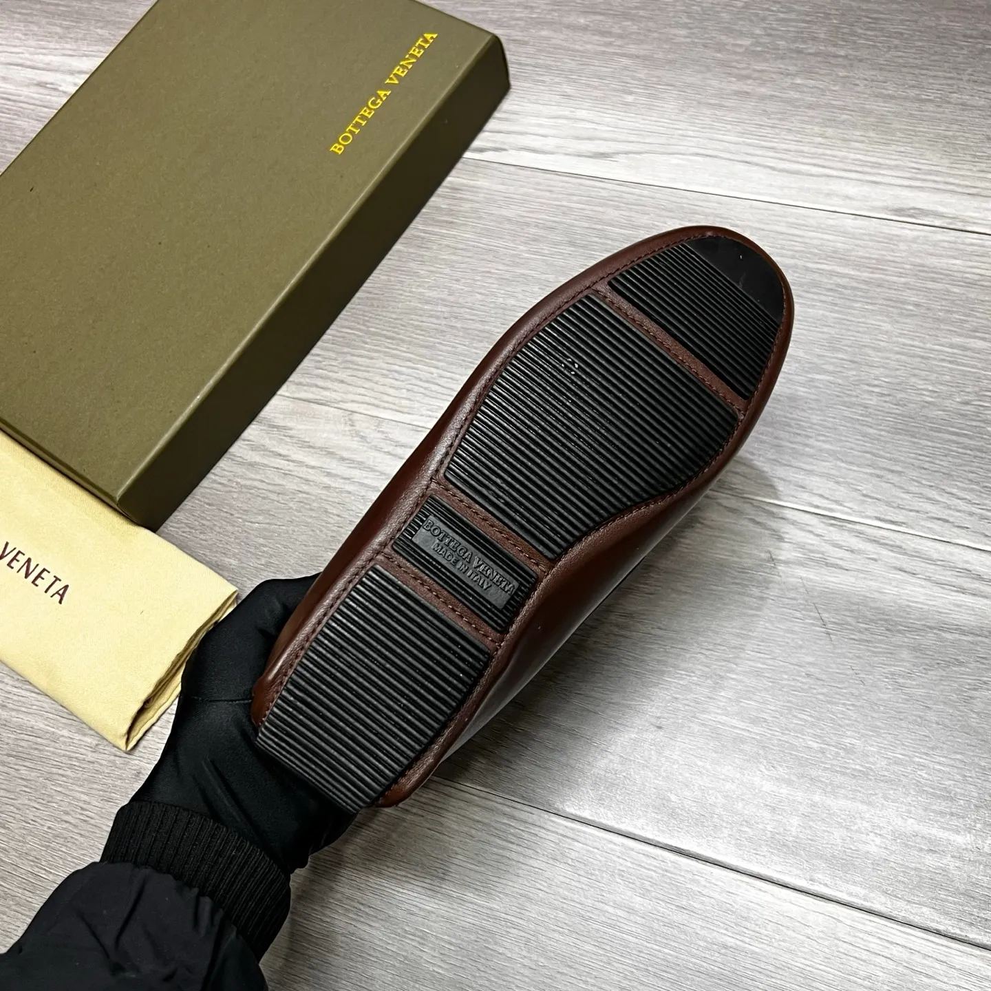 Factory price 480 BV〰️Purely handmade classic men's beanie shoes👉👉driving shoes, slip-on shoes, woven with cowhide imported from Italy, 💕water-dyed cowhide lining, 🔊original outsole, waterproof platform design, comfortable on the feet. A good choice for traveling and driving, two colors available, code number: 38-44, (45 can be customized)
